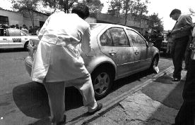 carro-gris-abandonado