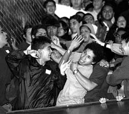 Historias del lado oscuro presenta: y en el futuro.. uno de estos educara a su hijo...