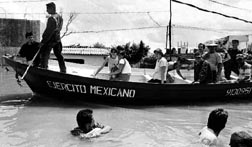 Habitantes de la colonia Asuncin Castellanos, en Villahermosa, Tabasco, utilizan lanchas para transportarse debido a que los torrenciales aguaceros provocaron el desbordamiento del ro Carrizales, en la periferia de la ciudad n Foto: Toms Bravo