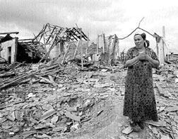 Una aldeana chechena llora ante su casa devastada por los bombardeos de la aviacin rusa