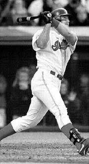 Jim Thome, de Cleveland, conecta su jonrn  ante Boston n Foto: Reuters