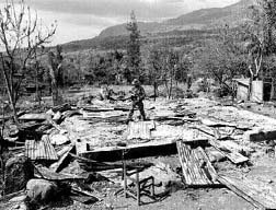 Un oficial de las fuerzas australianas camina sobre los escombros de una vivienda en Maliana, Timor Oriental, devastada por ataques de milicianos pro indonesios que se oponen a los independentistas n Foto: Reuters