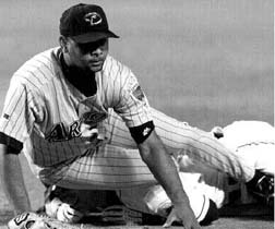 El mexicano Erubiel Durazo (Arizona) aplasta a Robin Ventura (Mets) en la primera base n Foto: Reuters 