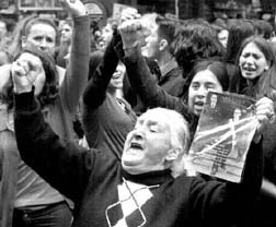 Una oponente a Pinochet muestra en Santiago una fotografa del presidente Salvador Allende. A la derecha, cartel sobre el futuro que el manifestante desea para el ex dictador n Fotos: Ap