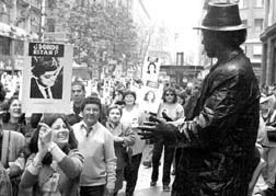 Cientos de manifestantes y familiares de desaparecidos polticos marchan por el centro de la capital chilena para celebrar el fallo britnico contra Augusto Pinochet n Foto: Ap