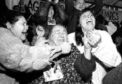 Familiares de desaparecidos polticos celebran en Santiago el veredicto britnico contra Pinochet