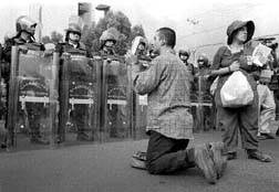 Escena previa al desalojo policiaco en Perifrico Sur n Fotos: Rosaura Pozos