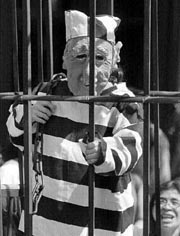 Manifestantes antipinochetistas muestran en Santiago a un hombre enjaulado con mscara del ex dictador. Abajo, seguidores del tambin senador vitalicio demandan en la capital chilena su inmediata libertad n Fotos: Ap