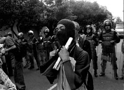 Movilizacin de paristas del CCH Vallejo, en la avenida Cien Metros. A la derecha, estudiantes de la UNAM durante el mitin frente a Gobernacin n Fotos: Duilio Rodrguez