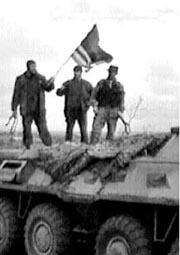 Combatientes chechenos ondean una bandera de la repblica independentista trepados sobre un tanque ruso destruido en la periferia de Grozny n Foto: Ap