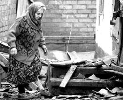 Una anciana chechena observa la destruccin que provoc en su casa un ataque con misiles de la aviacin rusa al poblado de Gekhi n Foto: Reuters