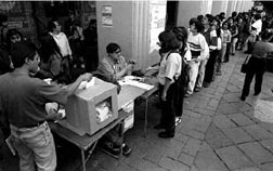 En algunas casillas la afluencia fue constante n Foto: Jos Carlo Gonzlez
En algunas casillas la afluencia fue constante n Foto: Jos Carlo Gonzlez
