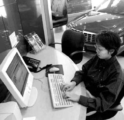 Mediante Internet es posible ya que cualquier persona pueda abrir cuentas extraterritoriales (off-shore), establecer bancos o empresas y aun obtener pasaportes con otra identidad y nacionalidad, entre otras maniobras para evadir la ley n Foto: Ap