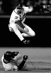 Walt Weiss, de Atlanta, pivotea en segunda, tras la barrida de Tino Martnez, del equipo neoyorquino n Foto: Reuters