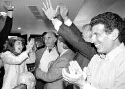 Fernando de la Ra (al centro) y su compaero de frmula Carlos Alvarez (en primer plano), rodeados de simpatizantes aliancistas festejan el triunfo en las presidenciales de Argentina. En las calles de la capital del pas, cientos de personas tambin celebraron los resultados de unos comicios que tuvieron participacin de 80 por ciento del padrn n Fotos: Reuters y Ap 