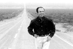 El presidente argentino, Carlos Menem, en su pueblo natal de Anillaco, antes de dirigirse a  votar, en una escuela cercana que se acondicion para ello n Foto: Reuters   