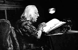 El autor de La arboleda perdida, durante la lectura de su obra en el Palacio de Bellas Artes, en el contexto del Primer Festival de la Ciudad de Mxico, efectuado en 1990 n Foto: Fabrizio Len