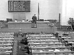 En esta imagen tomada de la televisin un pistolero, cerca del podio, abre fuego en la sede del Parlamento. Los congresistas estn ocultos en sus curules y en los pasillos n Foto: Ap