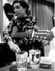 Su par de Herraduras y tabaco antes de la rola n Foto: Jos Nez