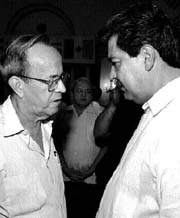 El presidente de la Asamblea Nacional del Poder Popular de Cuba, Ricardo Alarcn, conversa con el senador panista Rodolfo Elizondo, durante el encuentro binacional n Foto: Ap