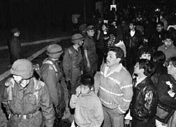 Familiares de integrantes de las fuerzas armadas y curiosos preguntan por posibles prdidas humanas, despus de la explosin ocurrida en el Campo Militar nmero 1-F. A la derecha, el secretario de la Defensa Nacional, al arribar al lugar n Fotos: Jos Carlo Gonzlez