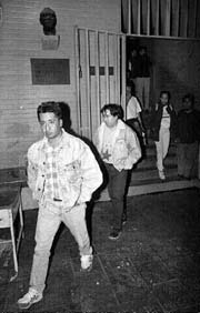 Dos individuos, acusados por integrantes del CGH de ser espas, abandonan las instalaciones de la Preparatoria 7 n Foto: Jernimo Arteaga