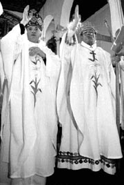 Los obispos Ral Vera y Samuel Ruiz n Foto: Jos Antonio Lpez