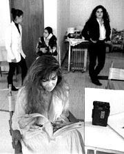 La cantante en el estudio de la fotgrafa Maritza Lpez, en 1994. Atrs, Mary Boquitas, una de las sealadas como presunta copartcipe en el delito de corrupcin de menores n Foto: Fabrizio Len 