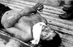 Durante la maana de ayer, autoridades judiciales sacaron los cadveres de los dos reclusos asesinados en el penal de Villahermosa n Foto: Especial/ Cuartoscuro