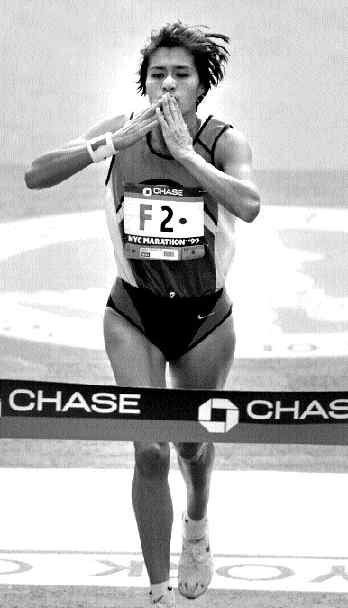 La connacional Adriana Fernndez lanza un beso tras ganar el maratn n Foto: Ap