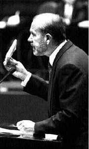 El paquete financiero ser analizado por los legisladores durante los prximos das, para elaborar los cuestionamientos que habrn de presentar al titular de Hacienda, Jos Angel Gurra Trevio, en la comparecencia que se efectuar este martes ante el pleno de la cmara n Foto: Francisco Olvera