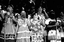 Indgenas zapatistas lanzan consignas contra la presencia del Ejrcito en sus tierras n Fotos: Jess Ramrez