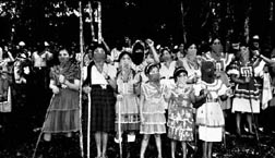 Desde hace tres meses, hombres, mujeres y nios de la comunidad Amador Hernndez mantienen un plantn en protesta por la instalacin de un campamento militar en sus tierras