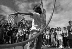 Fiesta y juegos en las calles de la capital cubana n Fotos: Ap