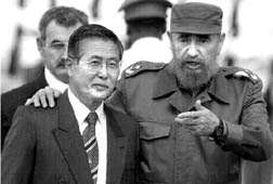 El presidente de Cuba, Fidel Castro, abraza a su contraparte peruano, Alberto Fujimori