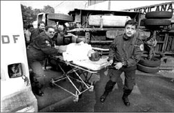 Traslado de uno de los heridos tras del accidente provocado por el chofer de un microbs, en la colonia Roma n Foto: Carlos Ramos Mamahua