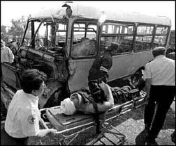 Otras 10 personas resultaron lesionadas en un choque entre dos microbuses en la colonia Guadalupe del Moral. Aqu, paramdicos de la Cruz Roja trasladan a uno de los heridos n Foto: Carlos Ramos Mamahua
