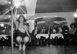 El tubo, las mesas y las turgencias de la carne viva en el bar que, dicen, es el ms caro de la ciudad n Fotos: Omar Meneses