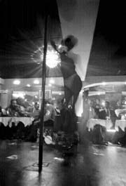 El tubo, las mesas y las turgencias de la carne viva en el bar que, dicen, es el ms caro de la ciudad n Fotos: Omar Meneses