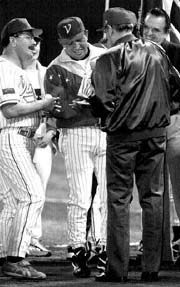 El lder cubano alecciona a sus peloteros. A la derecha, el pitcher Hugo Chvez dialoga con el manager Fidel Castro n Fotos: Ap y Reuters