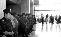 Ante el asombro y la inconformidad de los legisladores y los habitantes de Tuxtla Gutirrez, ms de cien policas del cuerpo femenino de Seguridad Pblica, ocuparon la planta baja del  Congreso de Chiapas n Foto: Oscar Len