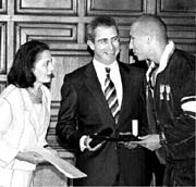 Alejandro Crdenas recibe el premio de manos del presidente Zedillo, a quien acompaa su esposa Nilda Patricia Velasco n Foto: Rosaura Pozos