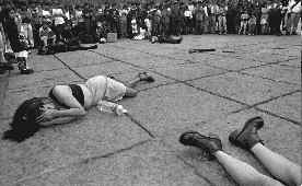 mujeres-tiradas-zocalo-jpg