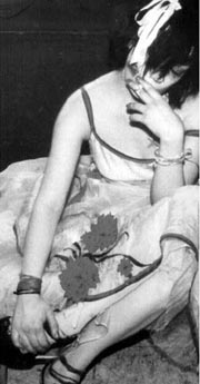 Detalle de Trixie sentada en el catre, 1979, fotografa de Nan Goldin que es parte de la coleccin de Televisa