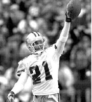 Deion Sanders celebra una de las cinco intercepciones a Dan Marino n Foto: Ap