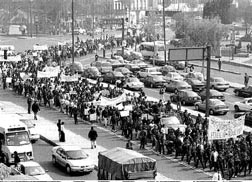Policas auxiliares se manifestaron ayer con una marcha del Zcalo a Los Pinos n Foto: Carlos Ramos Mamahua