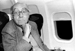 Jos Saramago, premio Nobel de Literatura, en entrevista con La Jornada, durante su viaje de la ciudad de Mxico a Guadalajara, donde participar en la Feria Internacional del Libro n Fotos: Jos Carlo Gonzlez