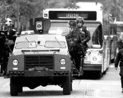 Tropas de la Guardia Nacional patrullan el centro de la ciudad en que se realiza la reunin de la OMC. Desde el lunes han sido arrestados decenas de activistas n Fotos: Ap 