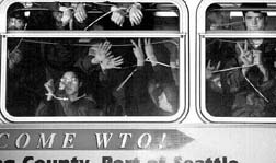 Varios manifestantes son transportados a la estacin de polica de Seattle luego de ser arrestados, y protagonizaron una protesta pasiva negndose a abandonar el autobs donde permanecieron 10 horas. El letrero del camin da la bienvenida a la conferencia de la OMC n Foto: Ap