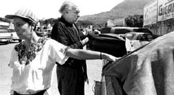 Jos Saramago, Premio Nobel de Literatura, coloca sus maletas en la camioneta que lo condujo a San Cristbal de las Casas n Foto: Pedro Valtierra